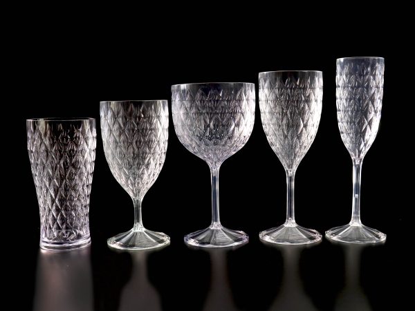Como deixar sua mesa ainda mais charmosa com copos decorados e taças?