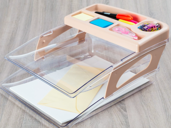 Como usar organizadores plásticos de forma criativa no escritório?