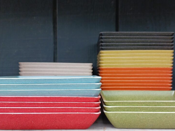 Como travessas coloridas podem deixar a mesa mais especial?