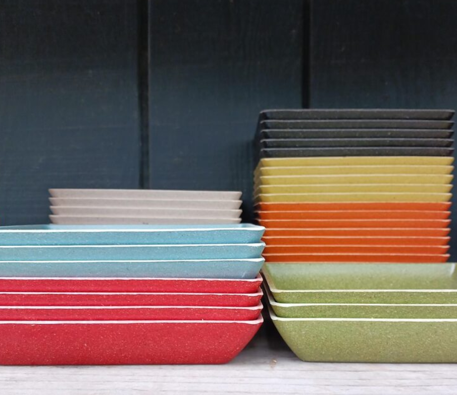Como travessas coloridas podem deixar a mesa mais especial?