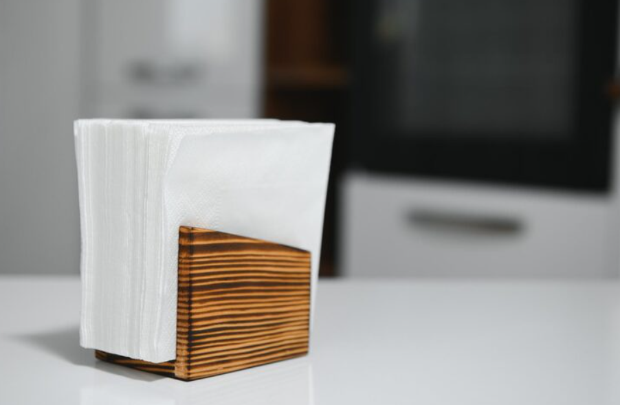Como organizar guardanapos com um porta de papel?