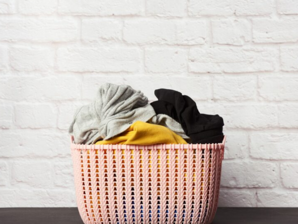 Como otimizar a lavanderia usando cestos telados e empilháveis para roupas e acessórios