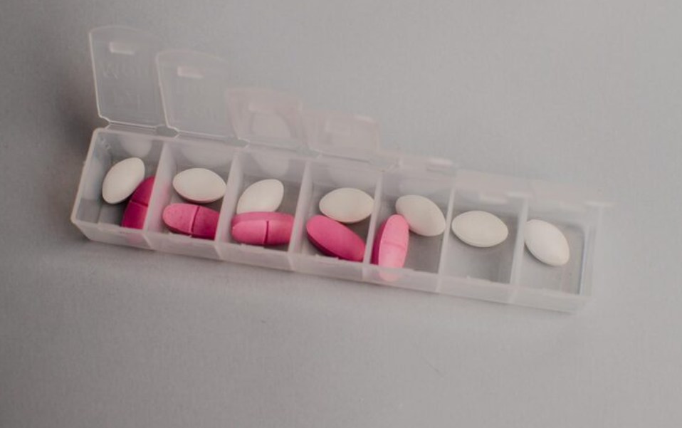 Dicas práticas para organizar seus medicamentos com segurança e eficiência