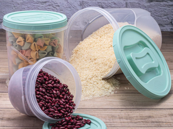 Como manter a despensa organizada com potes plásticos para mantimentos