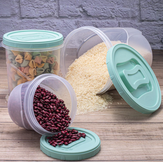 Como manter a despensa organizada com potes plásticos para mantimentos